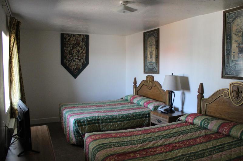 Queen Room with Two Queen Beds image 4