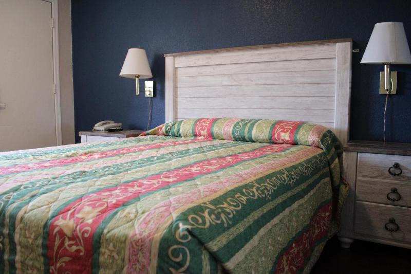 Queen Room image 4