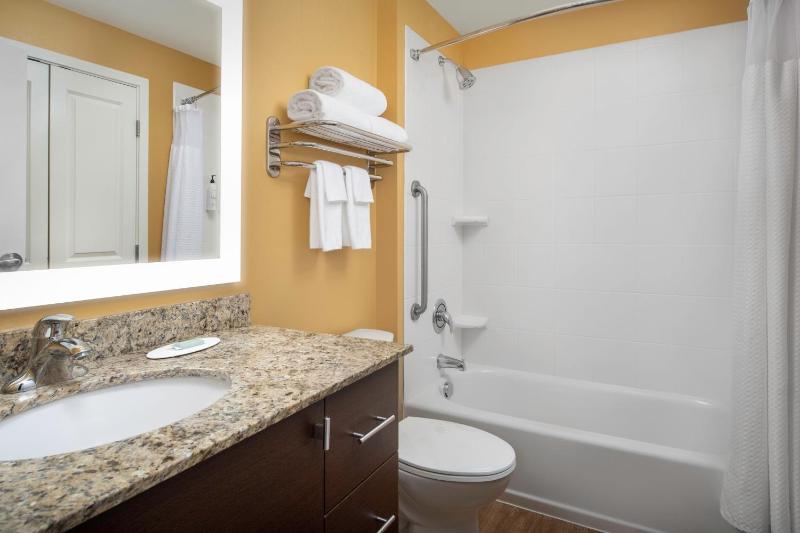 King Studio with Sofa Bed and Adapted Tub - Mobility Accessible image 4