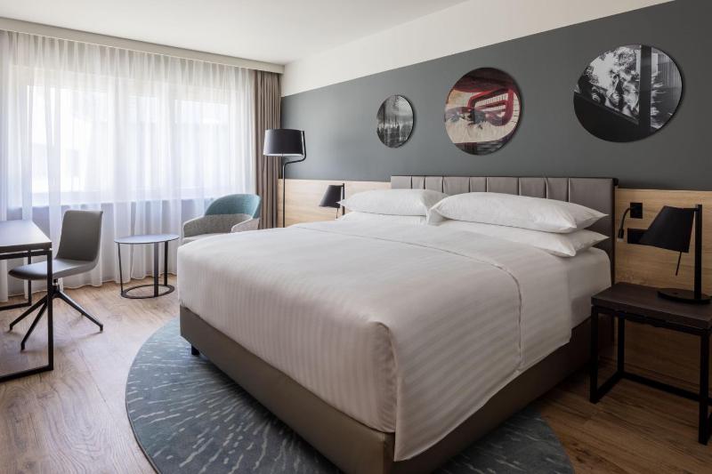 Deluxe King Room image 1