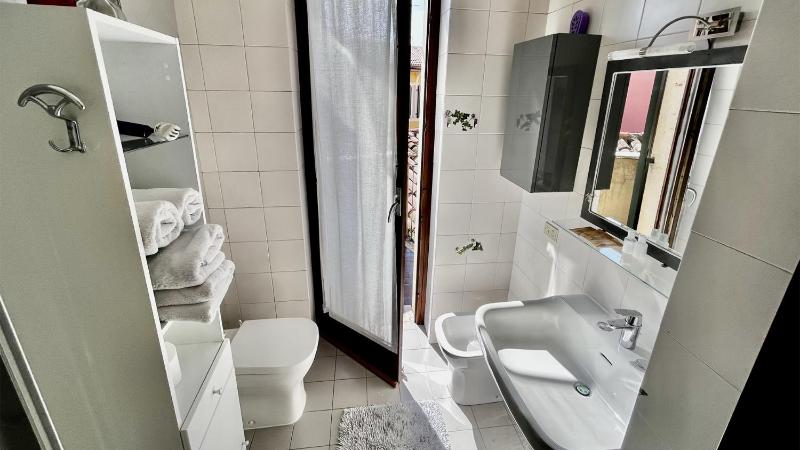 Casanova Room - image 13