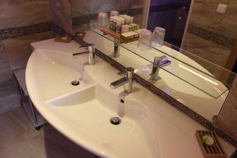 Deluxe Double Room with Shower image 3
