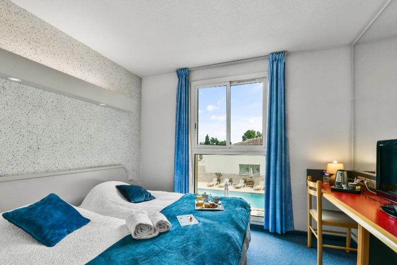 Standard Twin Room image 4