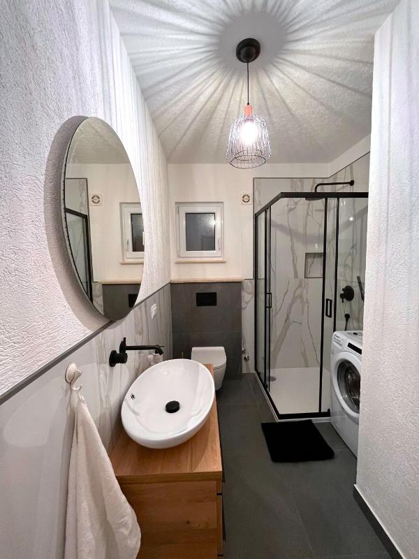 One-Bedroom Apartment with Terrace (3 Adults) image 1