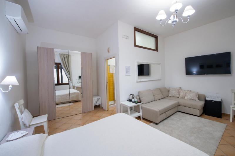 Large Double Room with Sea View image 4