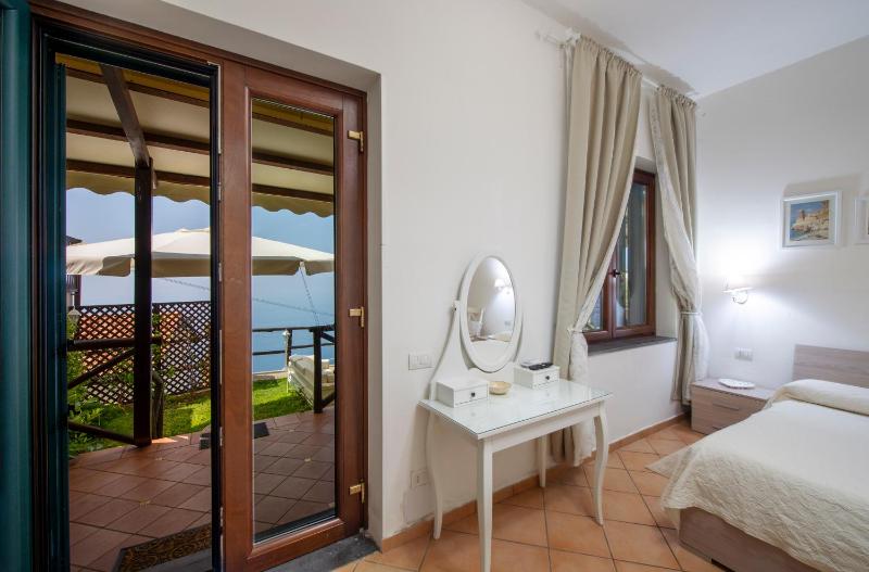Large Double Room with Sea View image 2