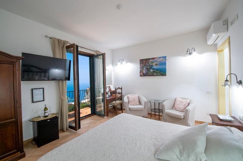Superior Double Room with Sea View image 4