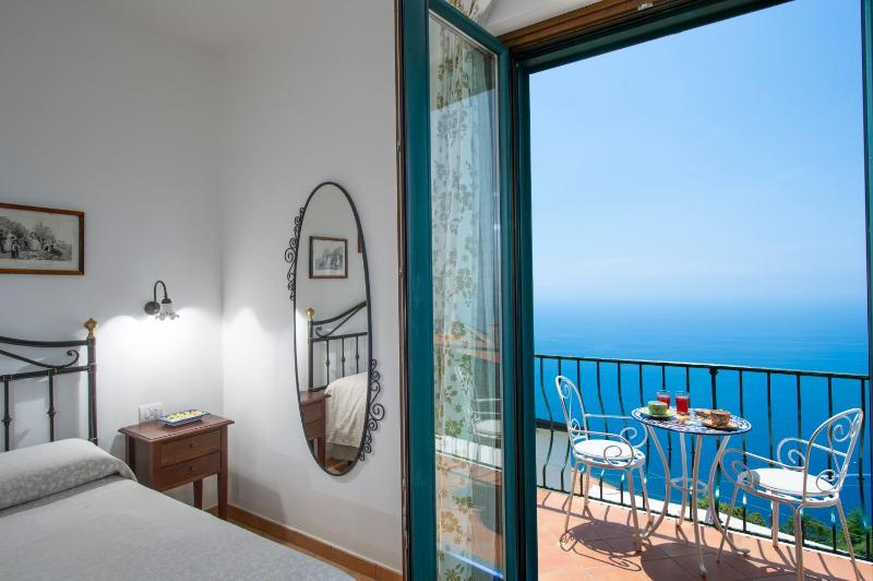 Superior Double Room with Sea View image 2