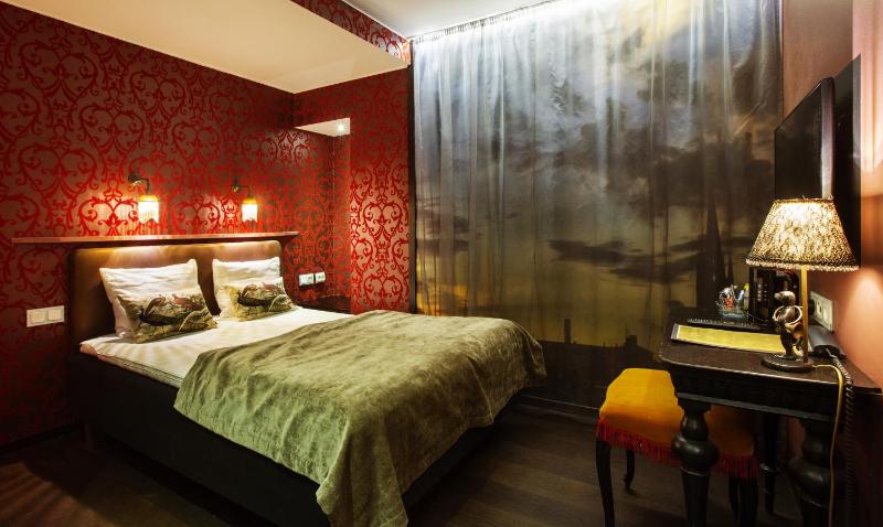 Queen Room with Private Bathroom (No Window) image 3