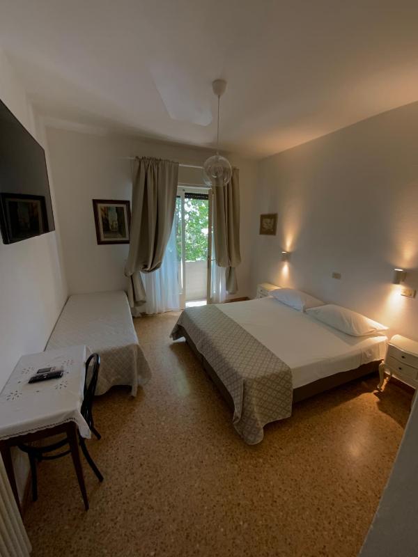 Double Room image 3