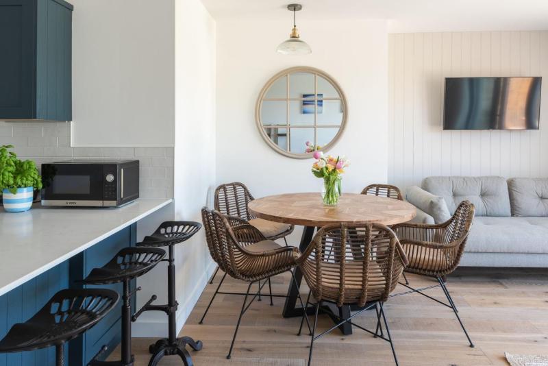 Apartment 6 Castle Cove - image 20