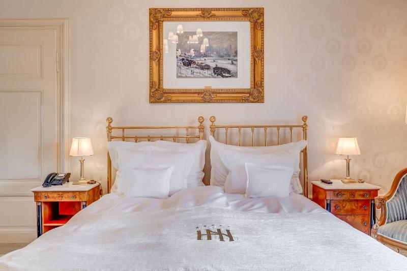 Double Room with City View image 3