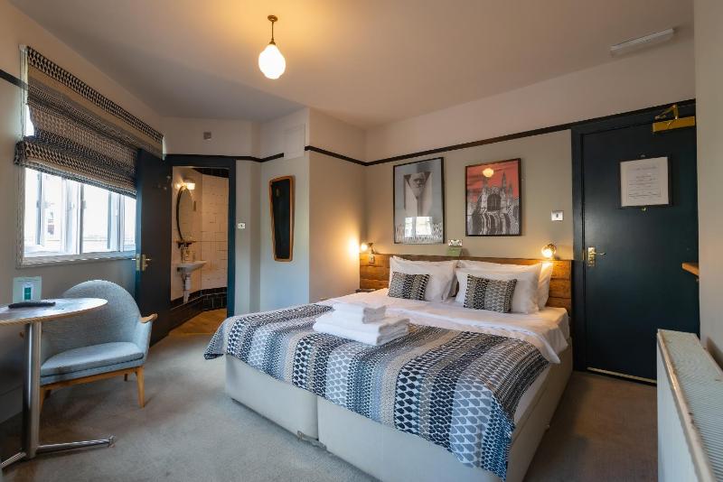 Deluxe Double Room image 3