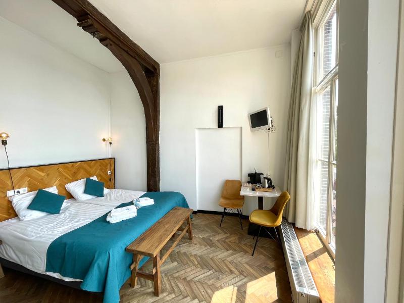Double Room with City View image 4