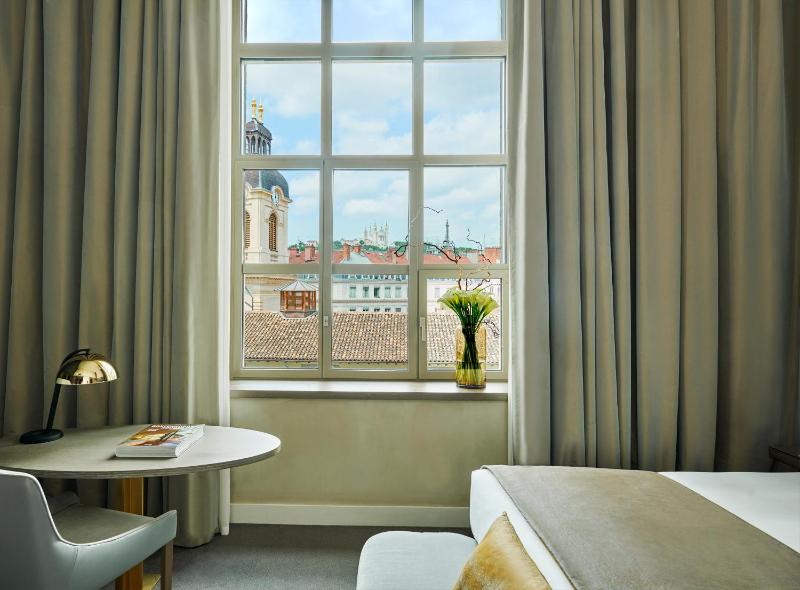 Premium King Room with Courtyard View image 1