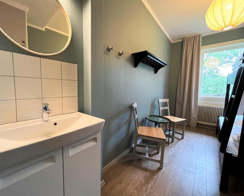 Budget Twin Room with Shared Bathroom image 3