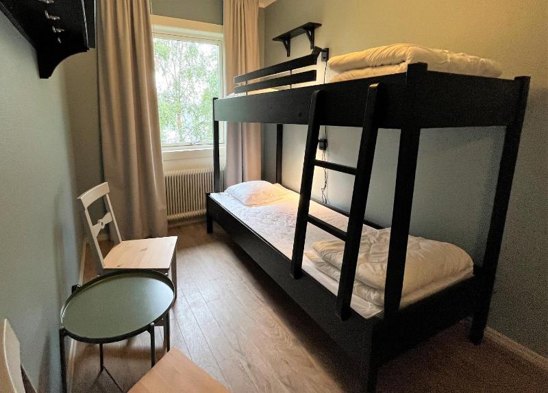 Budget Twin Room with Shared Bathroom image 1