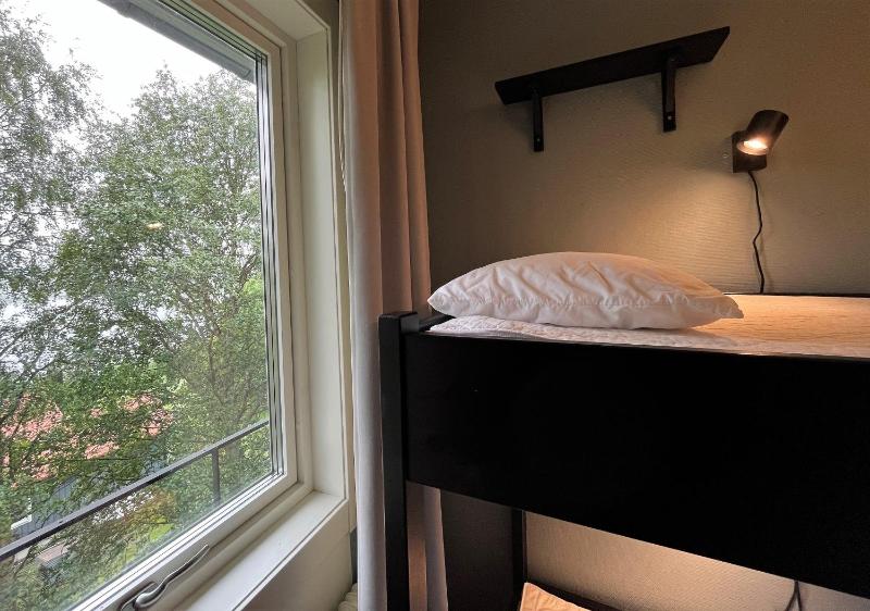 Budget Twin Room with Shared Bathroom image 4