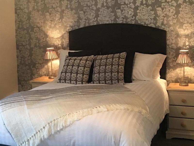 Double Room with Private Bathroom image 1