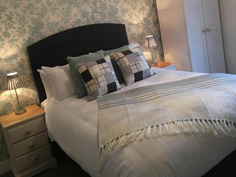 Double Room with Private Bathroom image 1