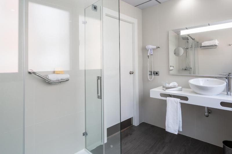 Double or Twin Room image 3
