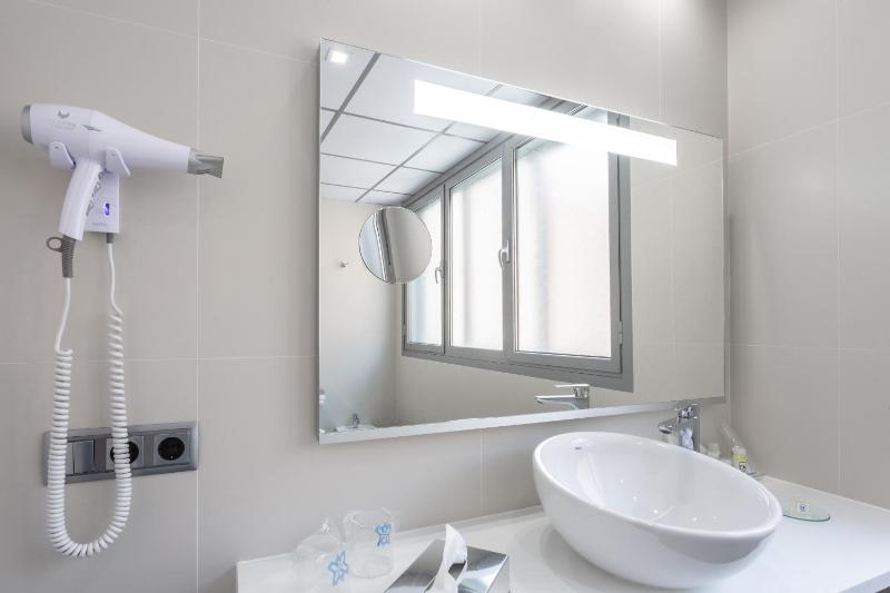 Double or Twin Room image 2