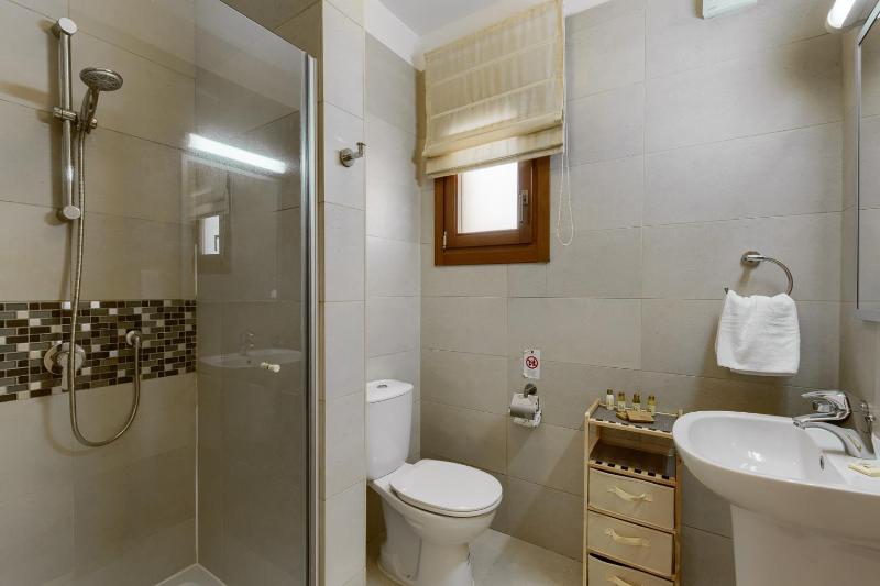 Three-Bedroom Apartment with Shared Pool image 2