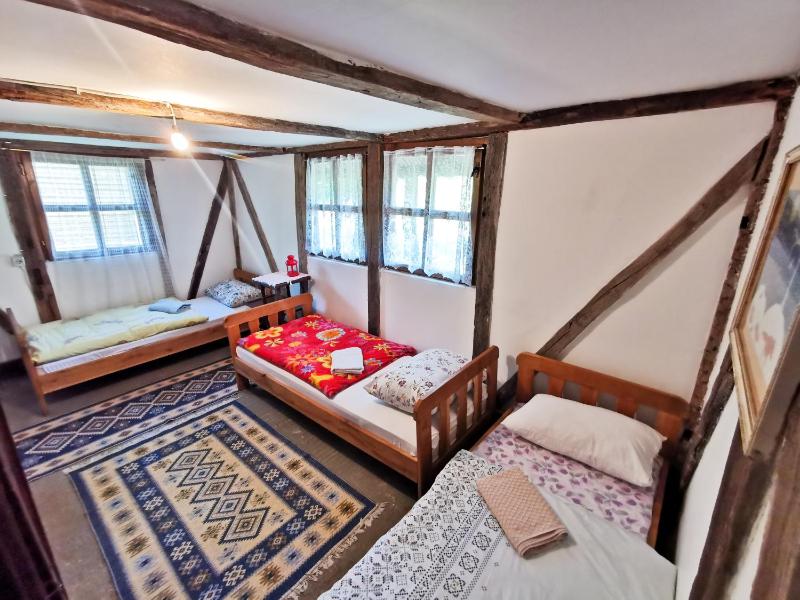 Basic Triple Room with Shared Bathroom image 2