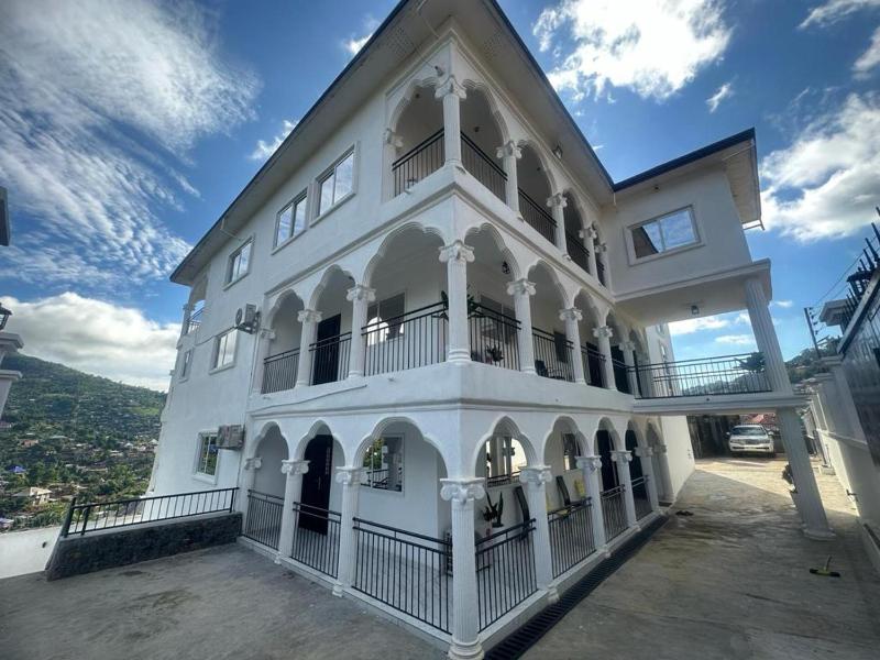 3 Bed Apartment Sleeps 6 - EnSuites Parking Wifi - image 2