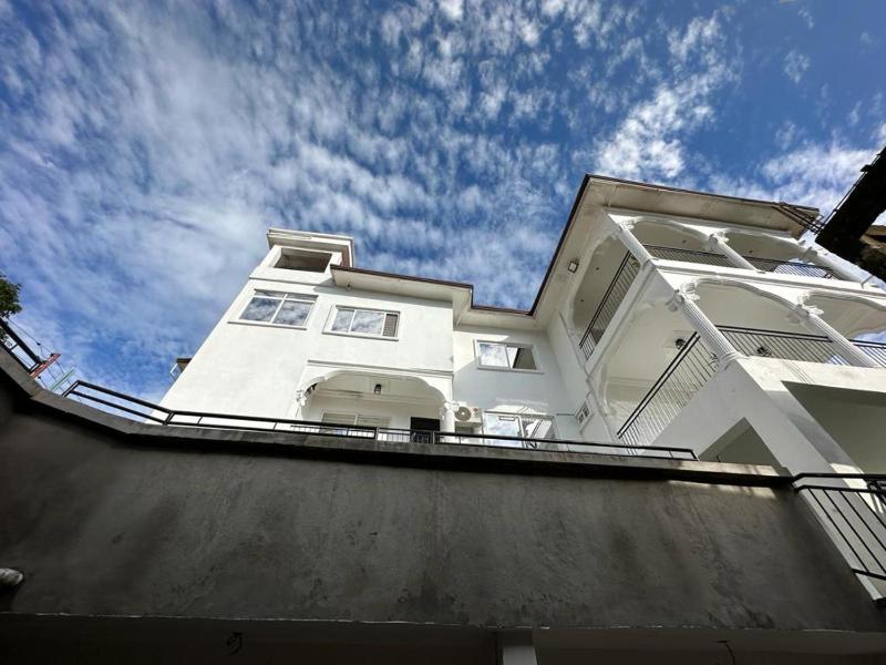 3 Bed Apartment Sleeps 6 - EnSuites Parking Wifi - image 12