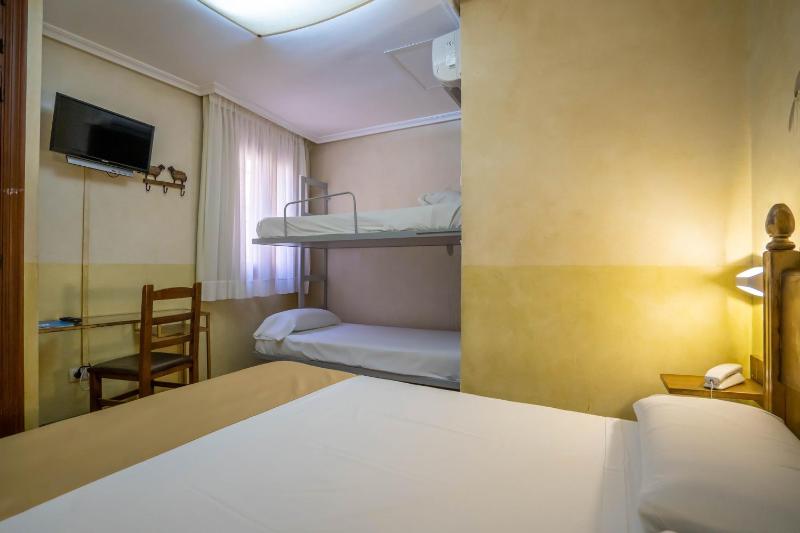 Double Room with two Extra Beds image 4