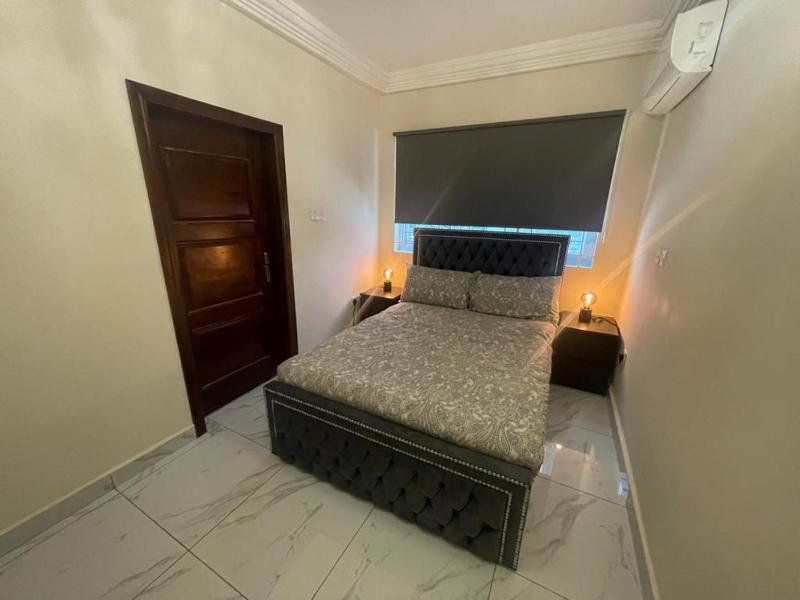 3 Bed Apartment Sleeps 6 - Parking Patio Wifi - image 3