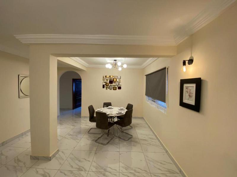 3 Bed Apartment Sleeps 6 - Parking Patio Wifi - image 2