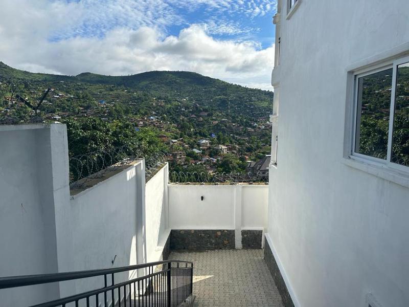 3 Bed Apartment Sleeps 6 - Parking Patio Wifi - image 12