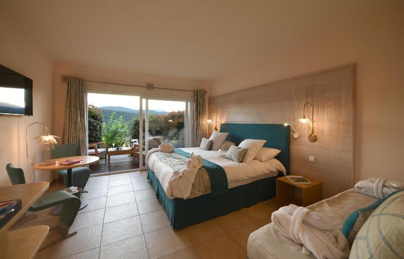 Double Room with Garden View image 1