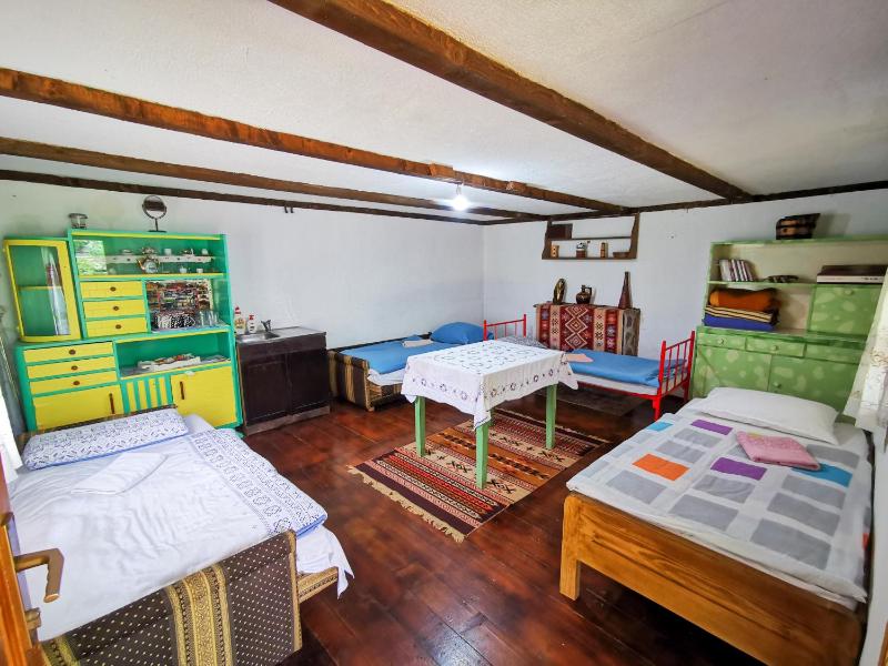 Apartment With Shared Bathroom image 3