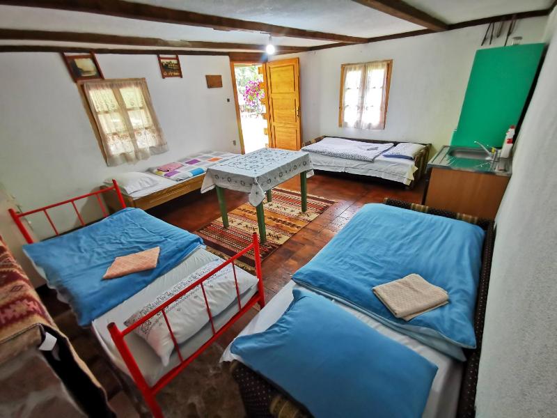 Apartment With Shared Bathroom image 4