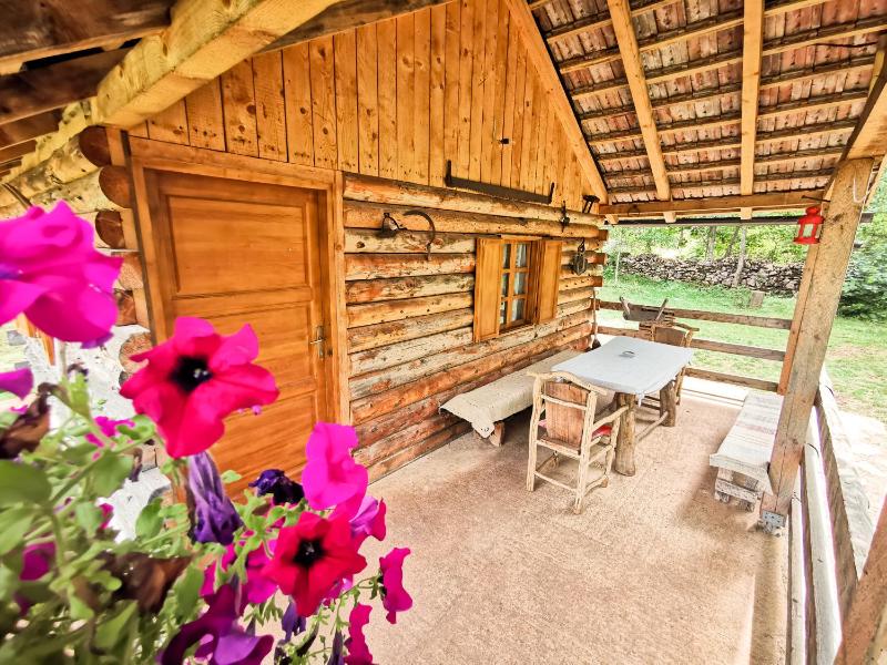Apartment With Shared Bathroom image 2