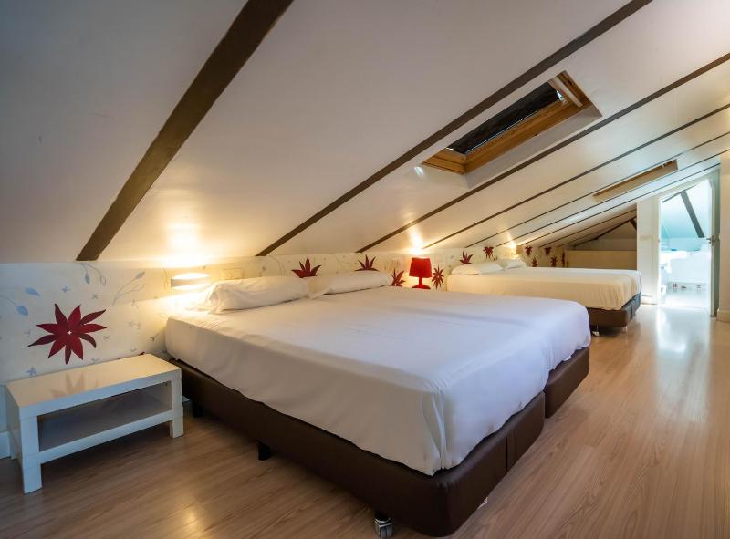 Double Room with two Extra Beds image 3