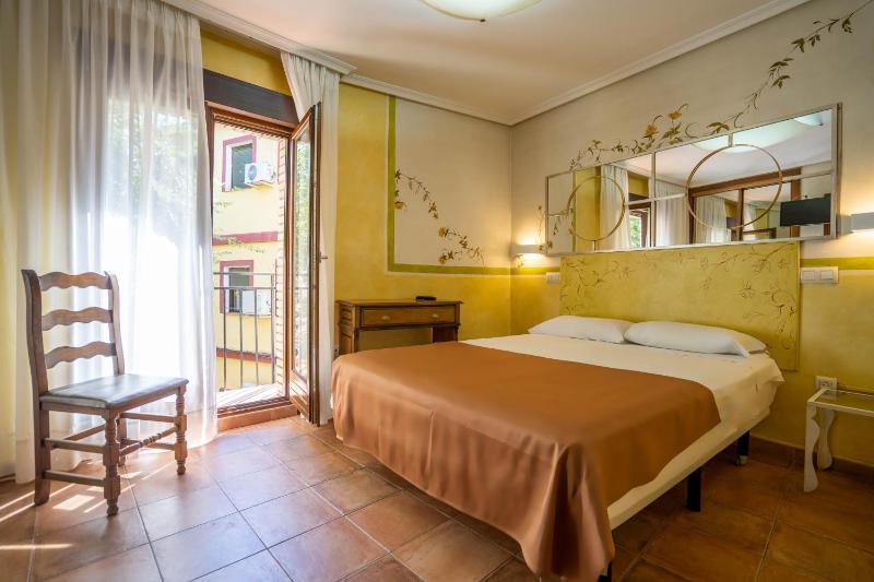 Double or Twin Room image 4