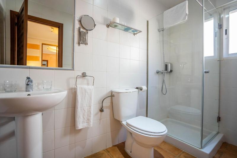 Double or Twin Room image 3