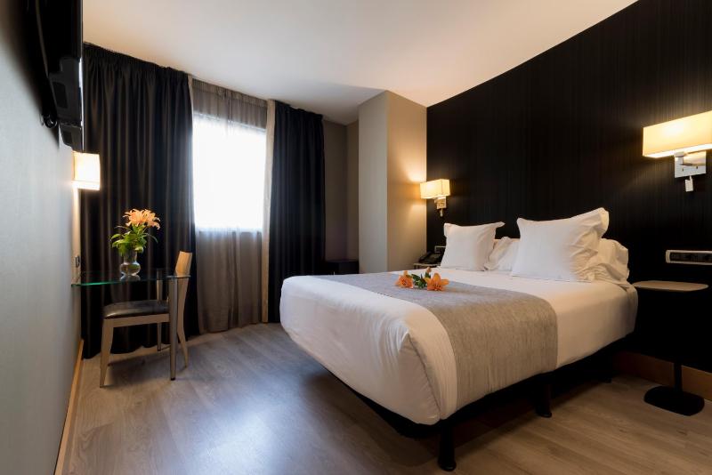 Double or Twin Room image 3