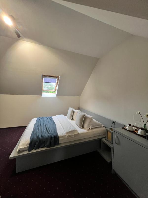 Budget Double Room image 4
