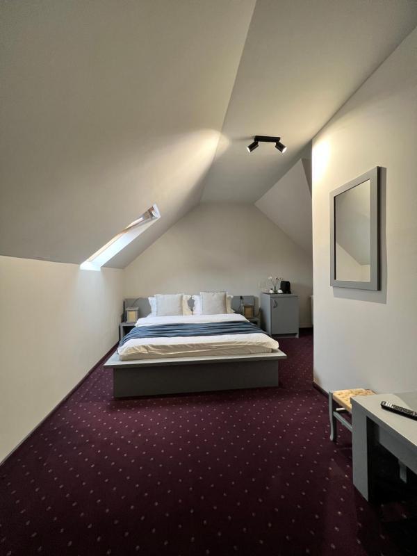 Budget Double Room image 3