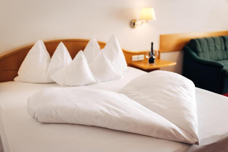 Double or Twin Room image 4