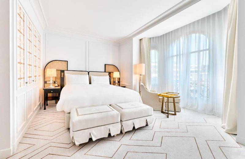 Premium King Room with City View image 2