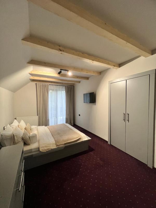 Double Room with Balcony image 4