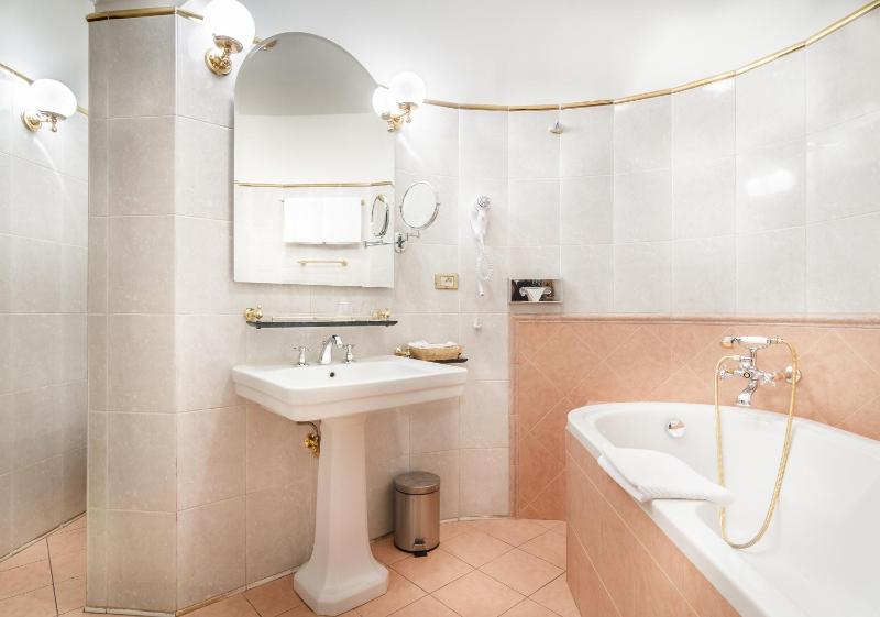 Deluxe Double or Twin Room image 4