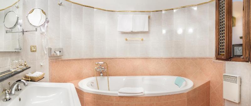 Deluxe Double or Twin Room image 2