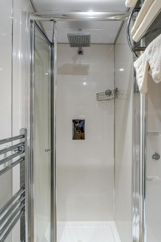 Basic Double Room image 3